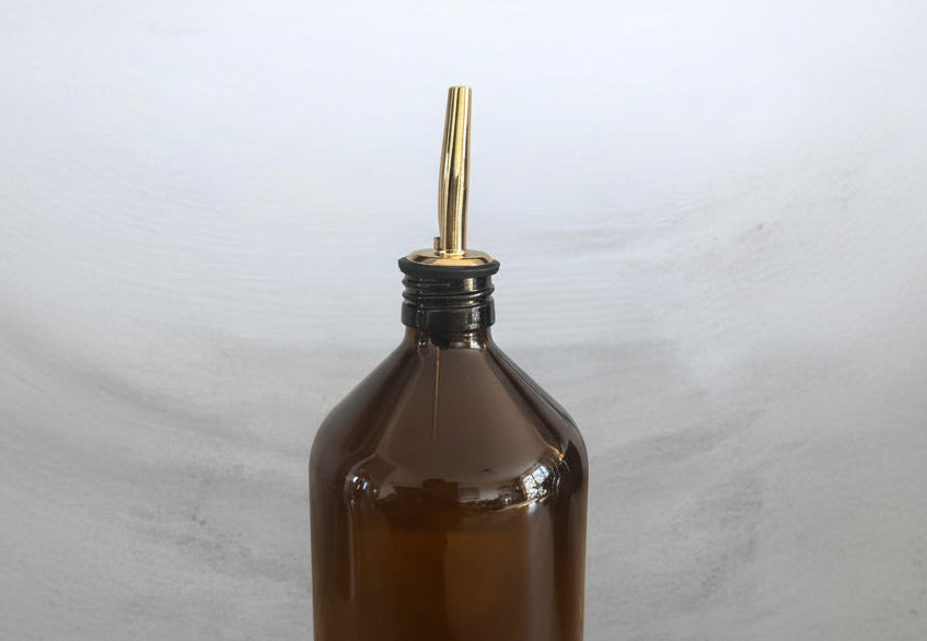 Flasche aus Braunglas mit Ausgießer – Essig- & Olivenölspender