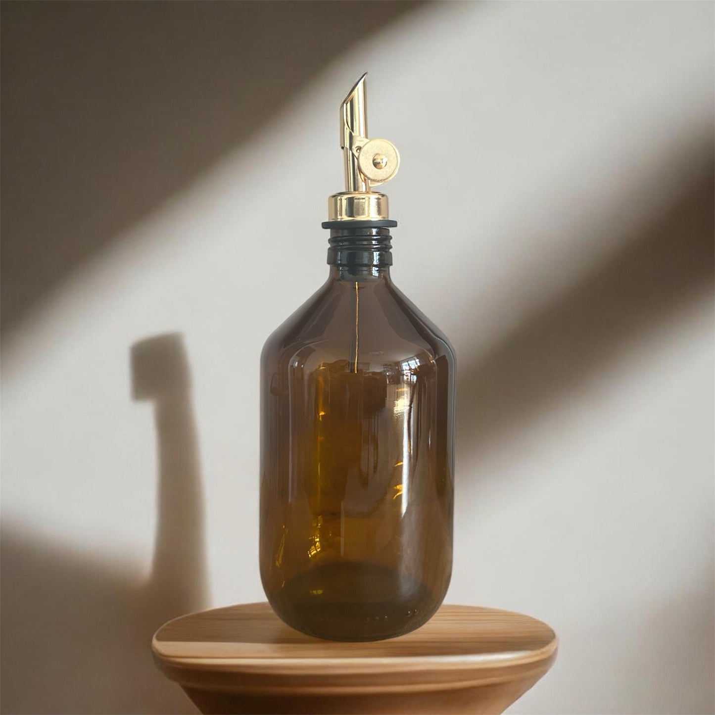 Ölflasche aus Braunglas mit selbsschließendem Ausgießer – Essig- & Olivenölspender