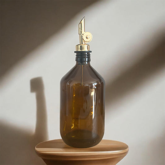 Ölflasche aus Braunglas mit selbsschließendem Ausgießer – Essig- & Olivenölspender