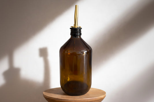 Flasche aus Braunglas mit Ausgießer – Essig- & Olivenölspender