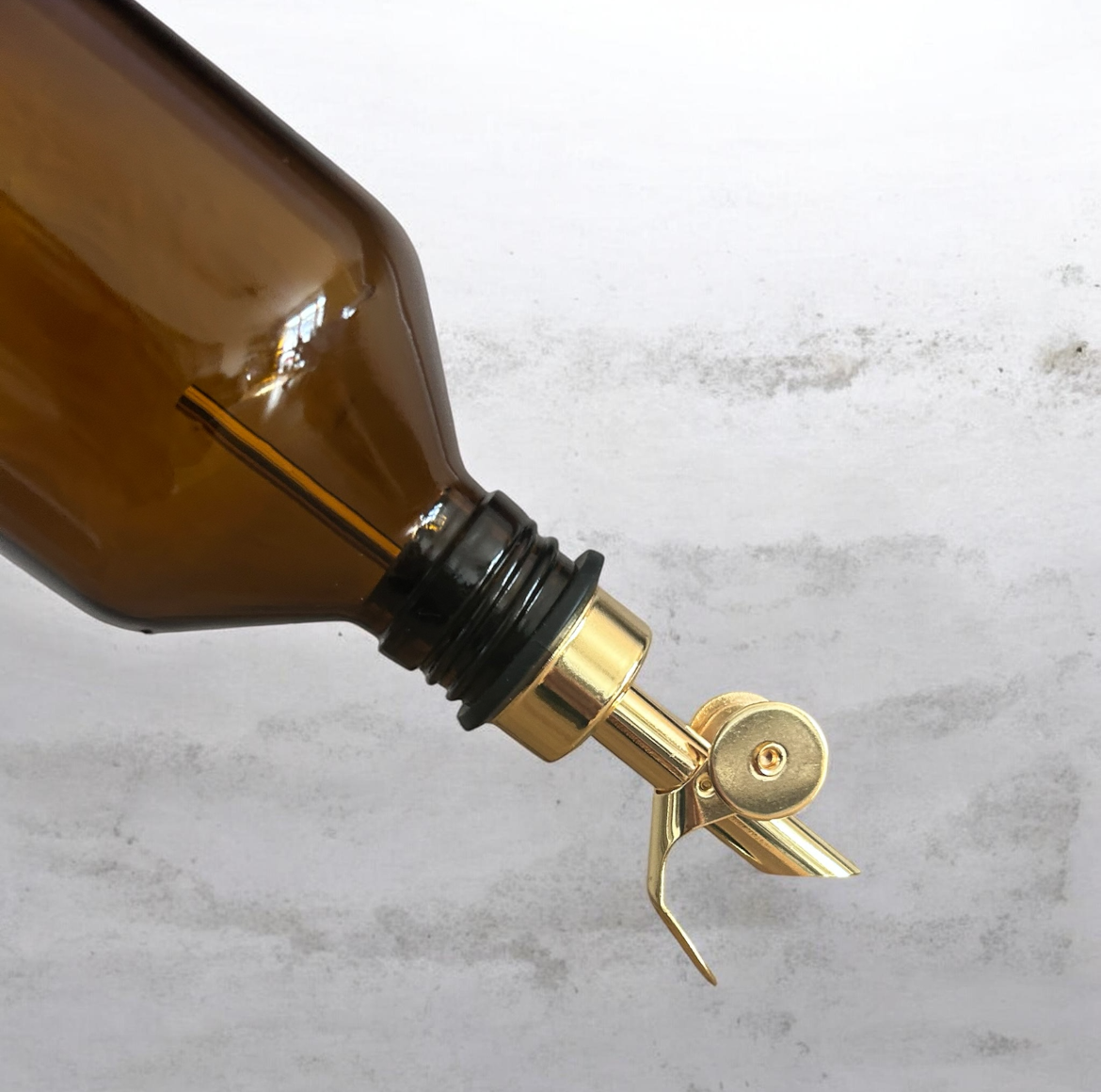 Ölflasche aus Braunglas mit selbsschließendem Ausgießer – Essig- & Olivenölspender