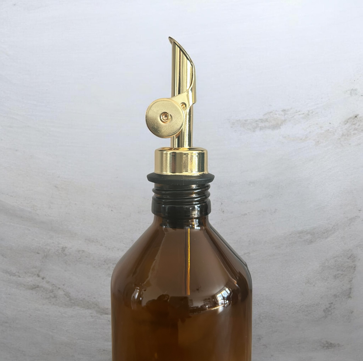 Ölflasche aus Braunglas mit selbsschließendem Ausgießer – Essig- & Olivenölspender
